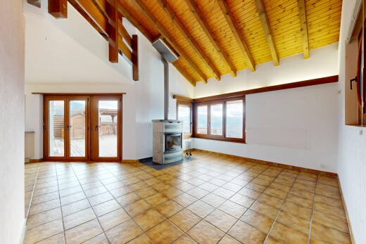 salon avec poêle à bois, high ceiling, plafond haut, inside property, et tile floor