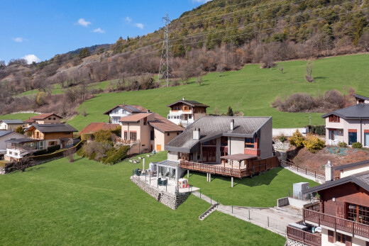 façade avec terrasse, drone view, pelouse, power lines view, et high tension power lines view