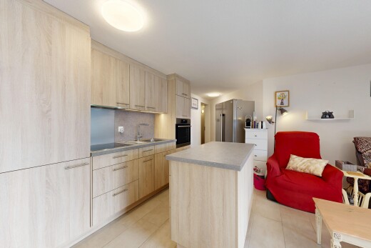 küche mit light brown cabinets, hellbraune schränke, kitchen island, kücheninsel, und inside property