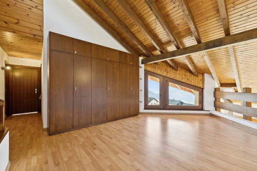 pièce vide avec plafond en bois, wood ceiling, plafond voûté, vaulted ceiling, et plafond haut