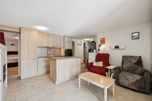 salon avec light floor, cloison sèche, drywall, évier, et inside property