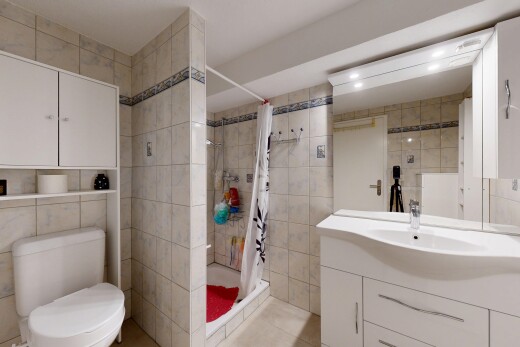 bad mit tile wall, fliesenwand, toilette, schminktisch, und inside property