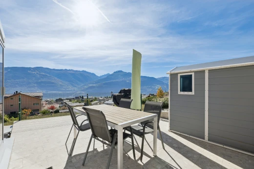 terrasse avec coin repas extérieur, from property, vue sur la montagne, mountain view, et day time