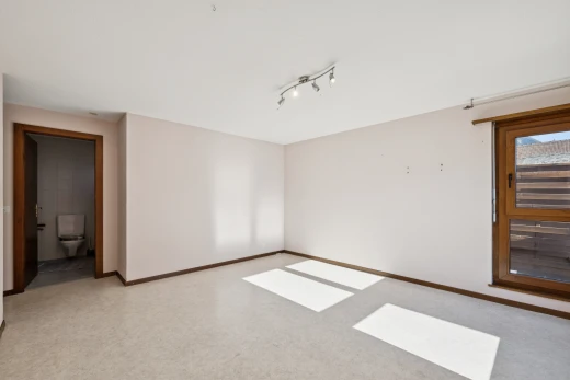 pièce vide avec cloison sèche, drywall, plinthes murales, baseboards wall, et éclairage sur rail