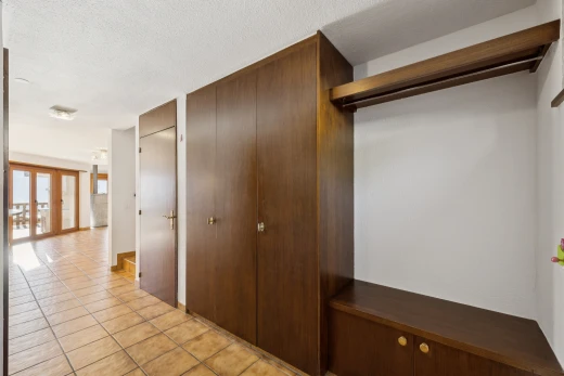couloir avec inside property, plafond texturé, textured ceiling, sol en carrelage, et tile floor