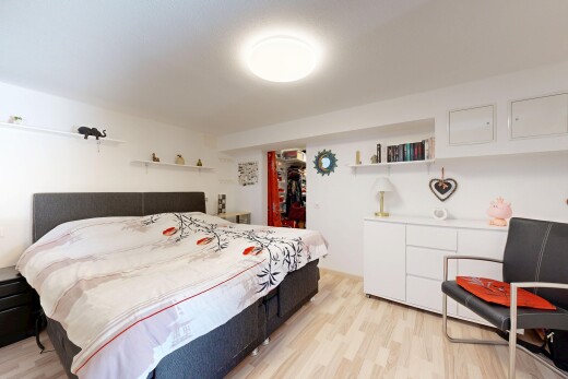 zimmer / schlafzimmer mit holzfußboden, wood finish floor, gipskartonwand, drywall, und inside property