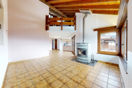salon avec plafond à poutres, beamed ceiling, poêle à bois, inside property, et cloison sèche