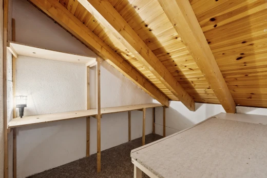 chambre avec inside property, plafond en bois, wood ceiling, plafond voûté, et vaulted ceiling