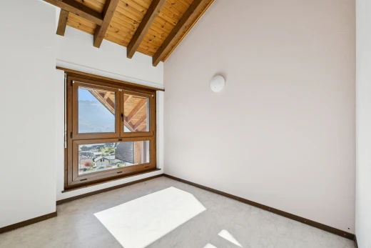 pièce vide avec cloison sèche, drywall, plafond voûté, vaulted ceiling, et plinthes murales