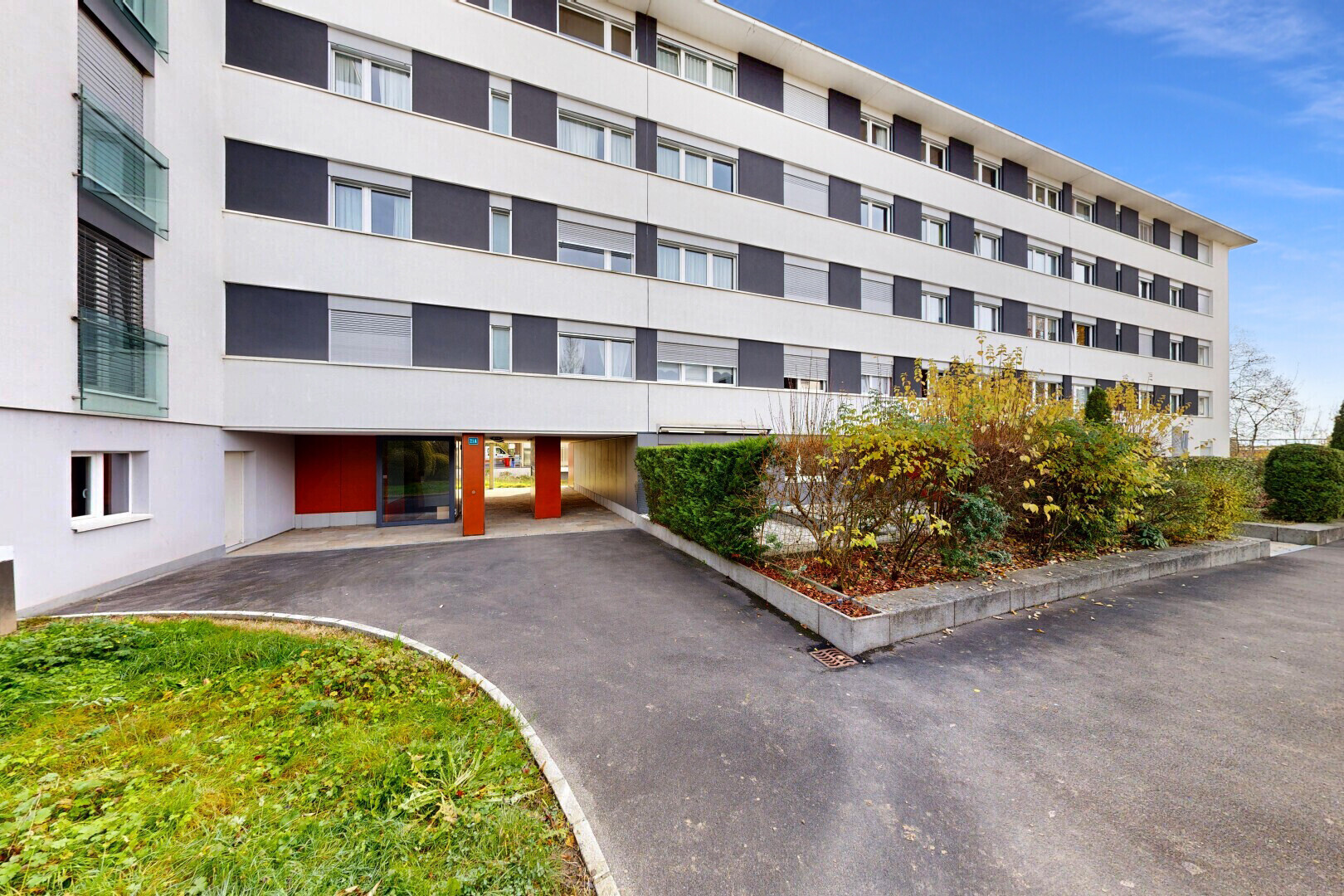 view of apartment building / complex