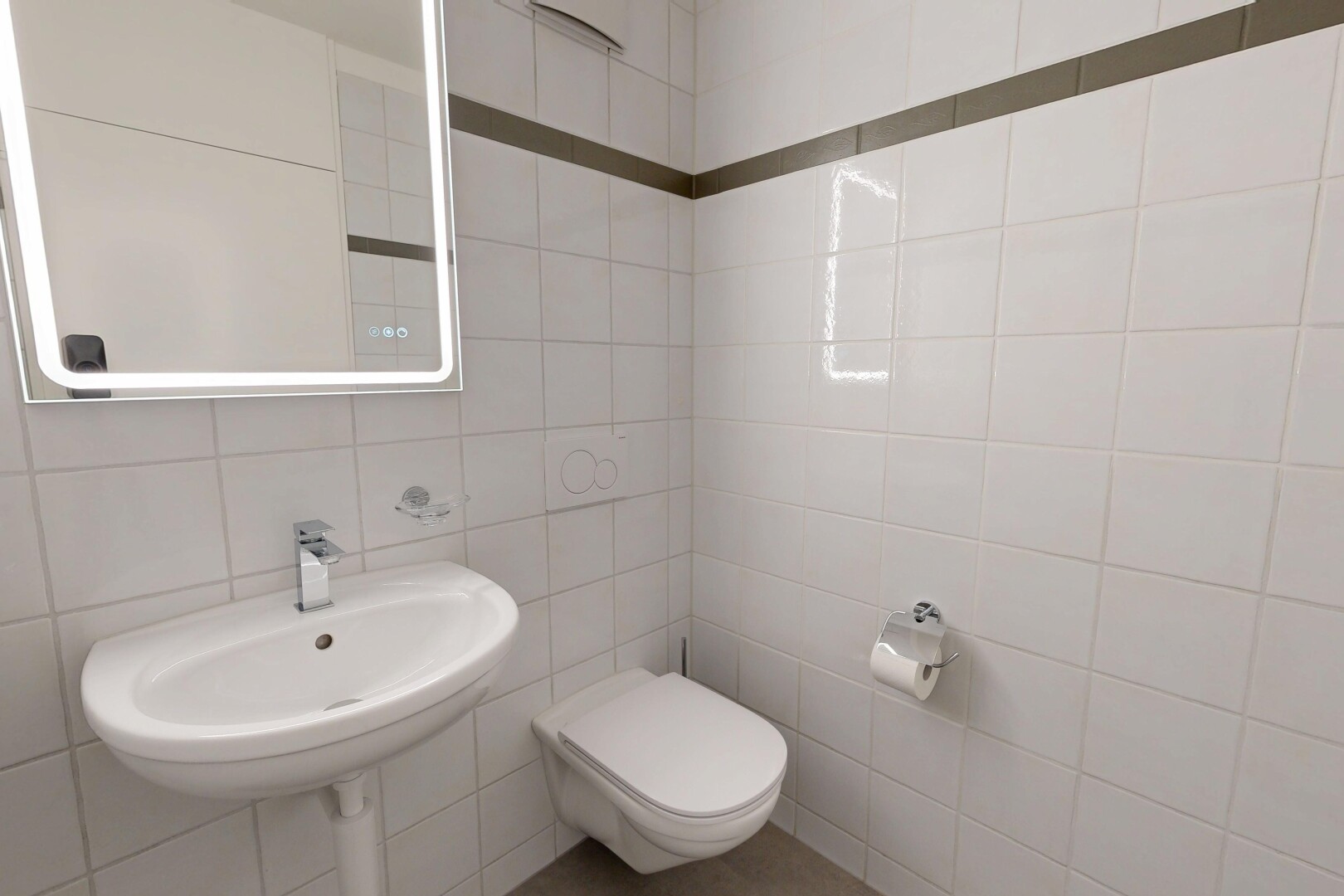 salle de bains avec mur en carrelage, tile wall, toilette, miroir, et inside property