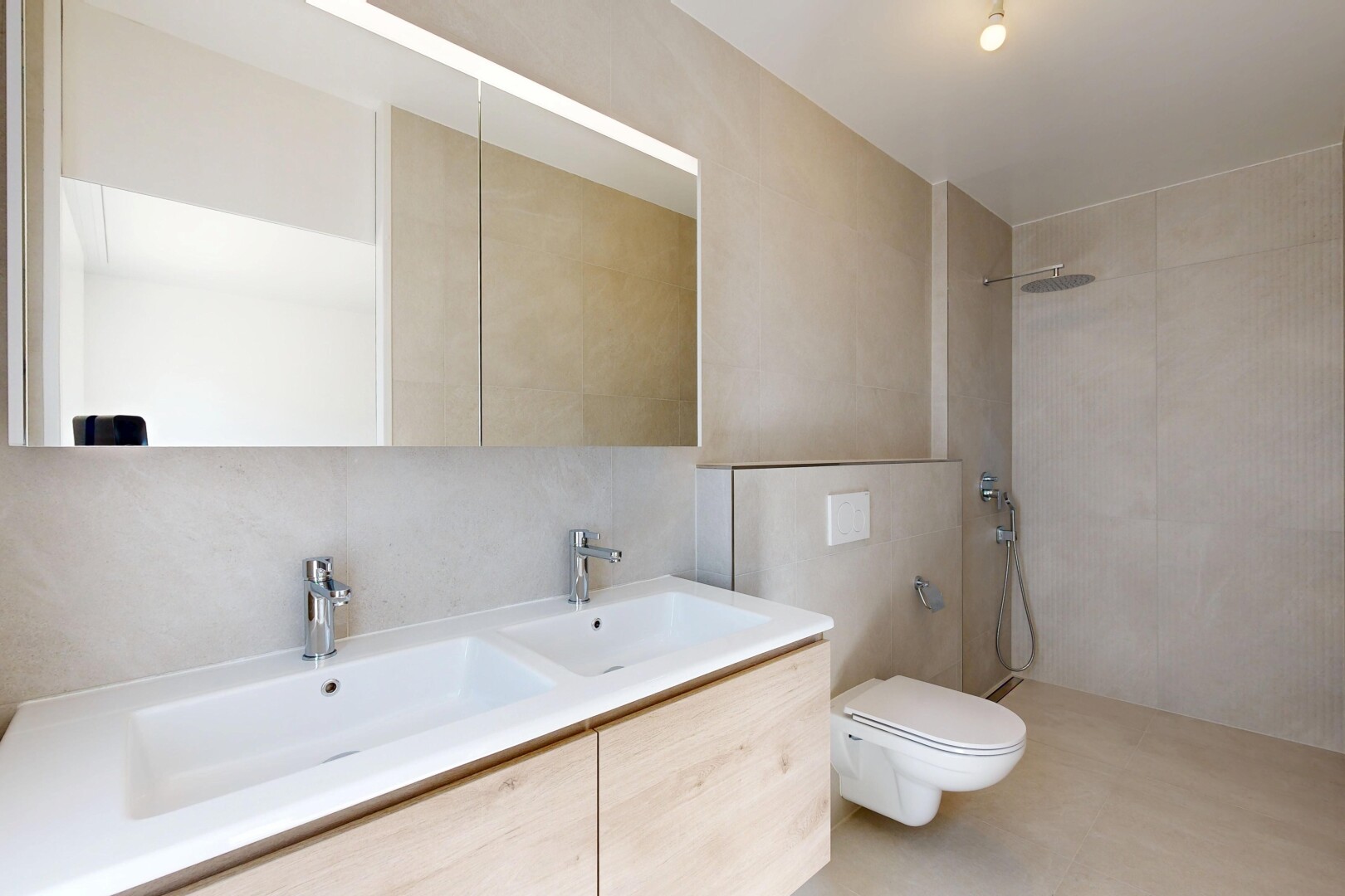 salle de bains avec salle de bain complète, double vasque, douche, évier, et light floor