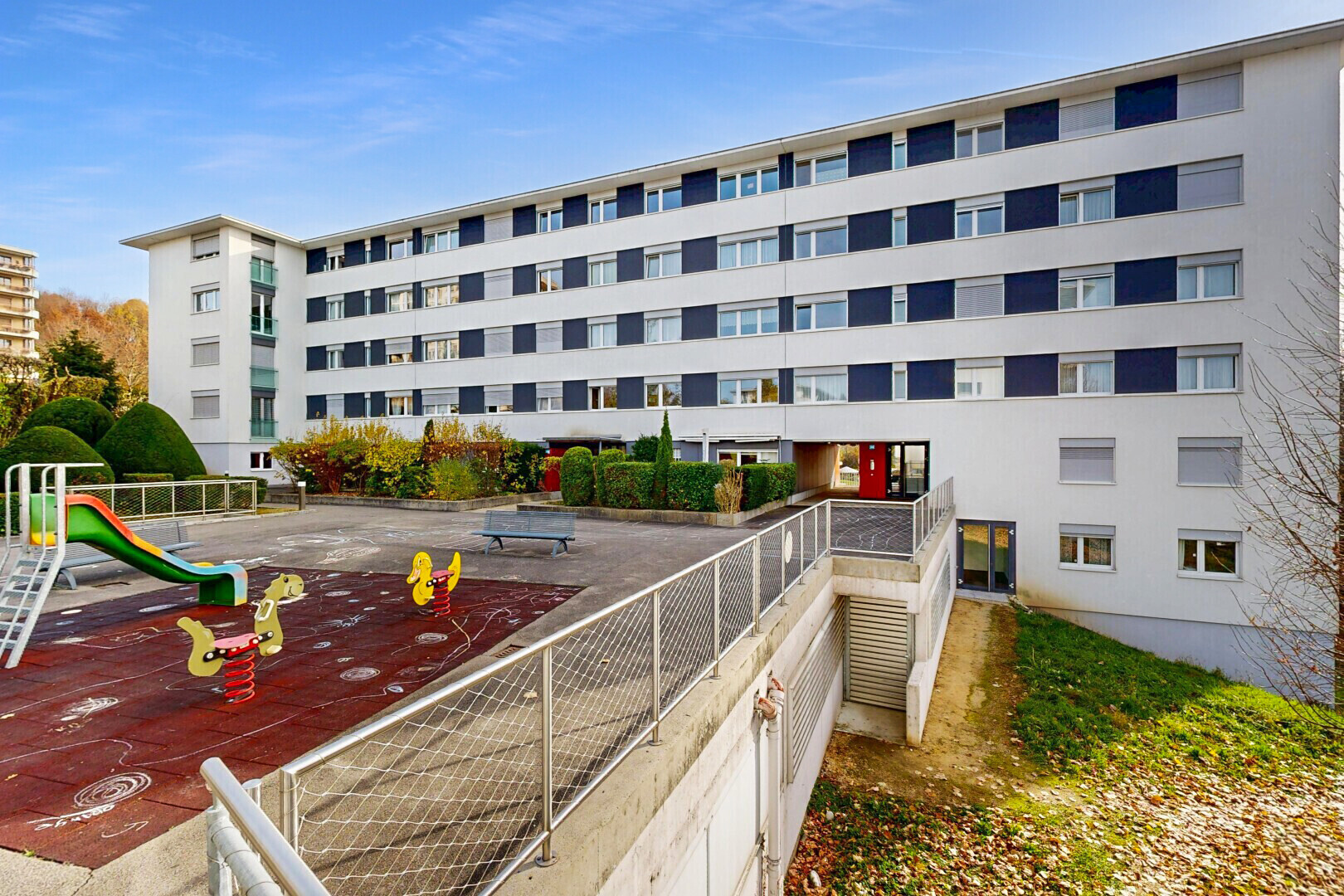 view of apartment building / complex