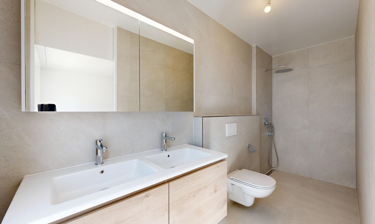 salle de bains avec salle de bain complète, double vasque, douche, évier, et light floor