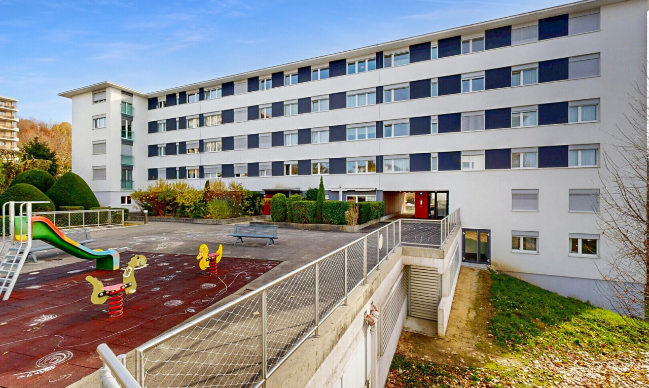 view of apartment building / complex