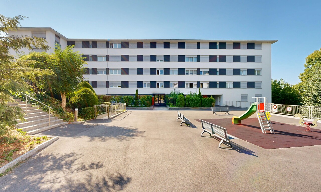 extérieur du bâtiment avec day time, from community, et clôture