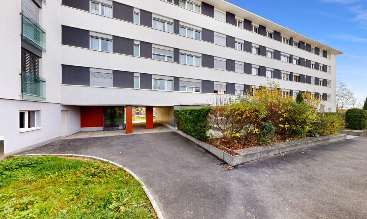 view of apartment building / complex