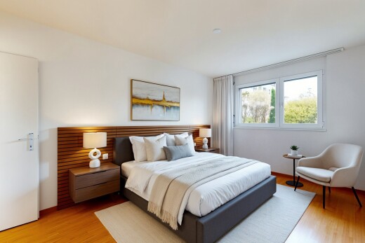 chambre avec cloison sèche, drywall, inside property, sol en finition bois, et wood finish floor