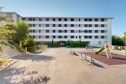 extérieur du bâtiment avec day time, from community, et clôture