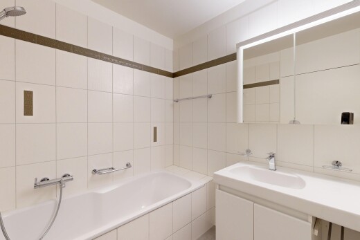 salle de bains avec mur en carrelage, tile wall, bain, salle de bain complète, et évier