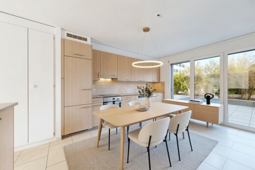 cuisine avec armoires marron clair, light brown cabinets, light floor, inside property, et light countertops