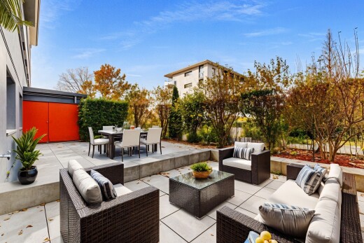terrasse avec terrasse, coin repas extérieur, virtually staged, espace de vie extérieur, et clôture