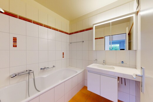 salle de bains avec salle de bain complète, bain, mur en carrelage, tile wall, et miroir