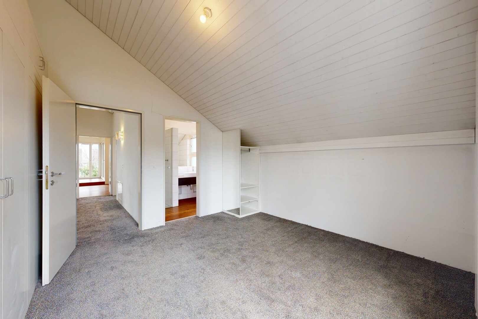 pièce vide avec pièce supplémentaire, plafond voûté, vaulted ceiling, lumière naturelle, et natural light