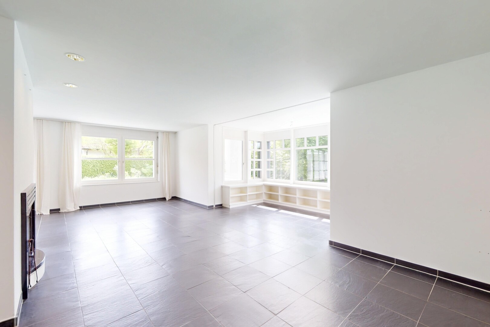 pièce vide avec inside property, drywall, cloison sèche, natural light, et lumière naturelle