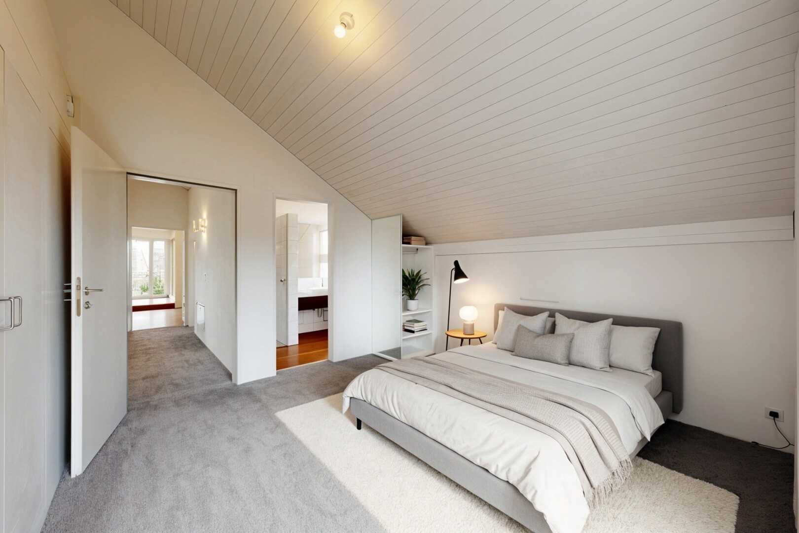 pièce vide avec pièce supplémentaire, plafond voûté, vaulted ceiling, lumière naturelle, et natural light
