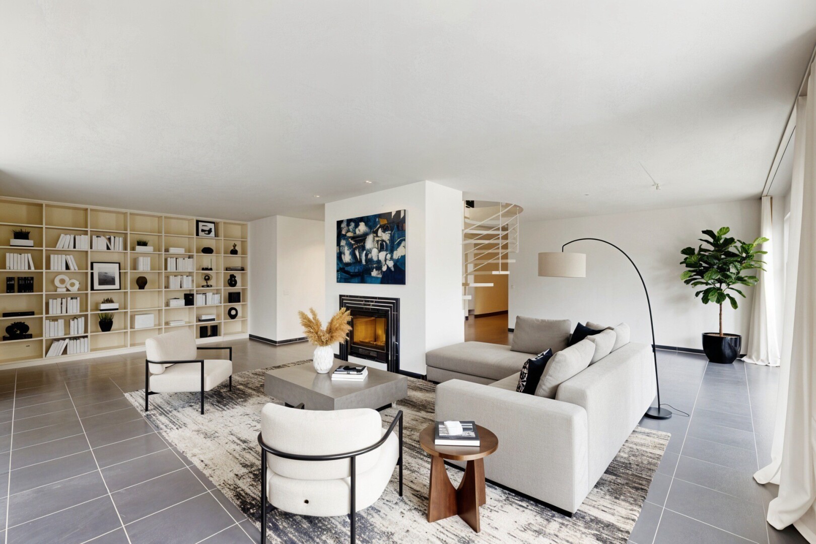 pièce vide avec cheminée, inside property, cloison sèche, drywall, et sol en carrelage