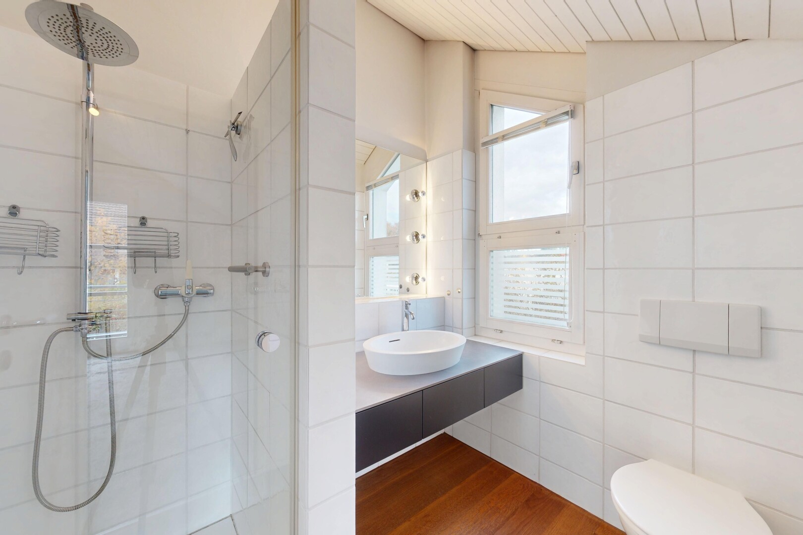 salle de bains avec inside property, natural light, lumière naturelle, wood finish floor, et sol en finition bois