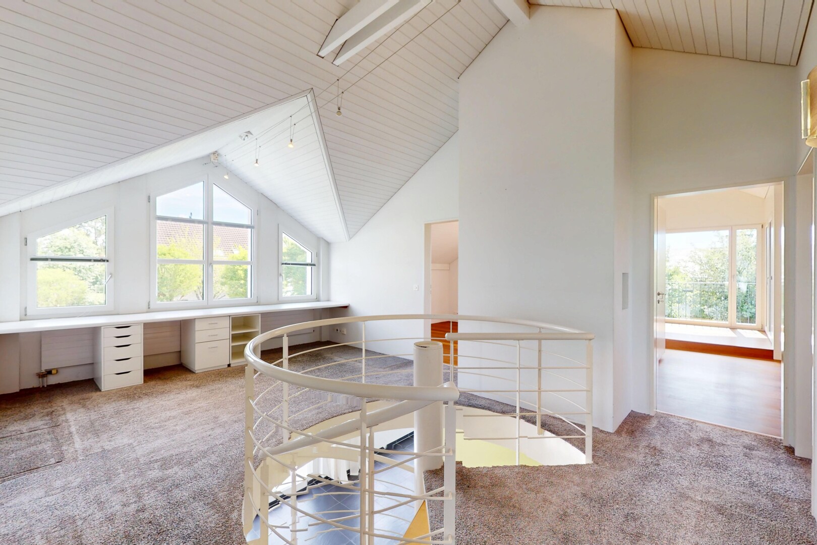salle à manger avec carpet, moquette, vaulted ceiling, plafond voûté, et inside property
