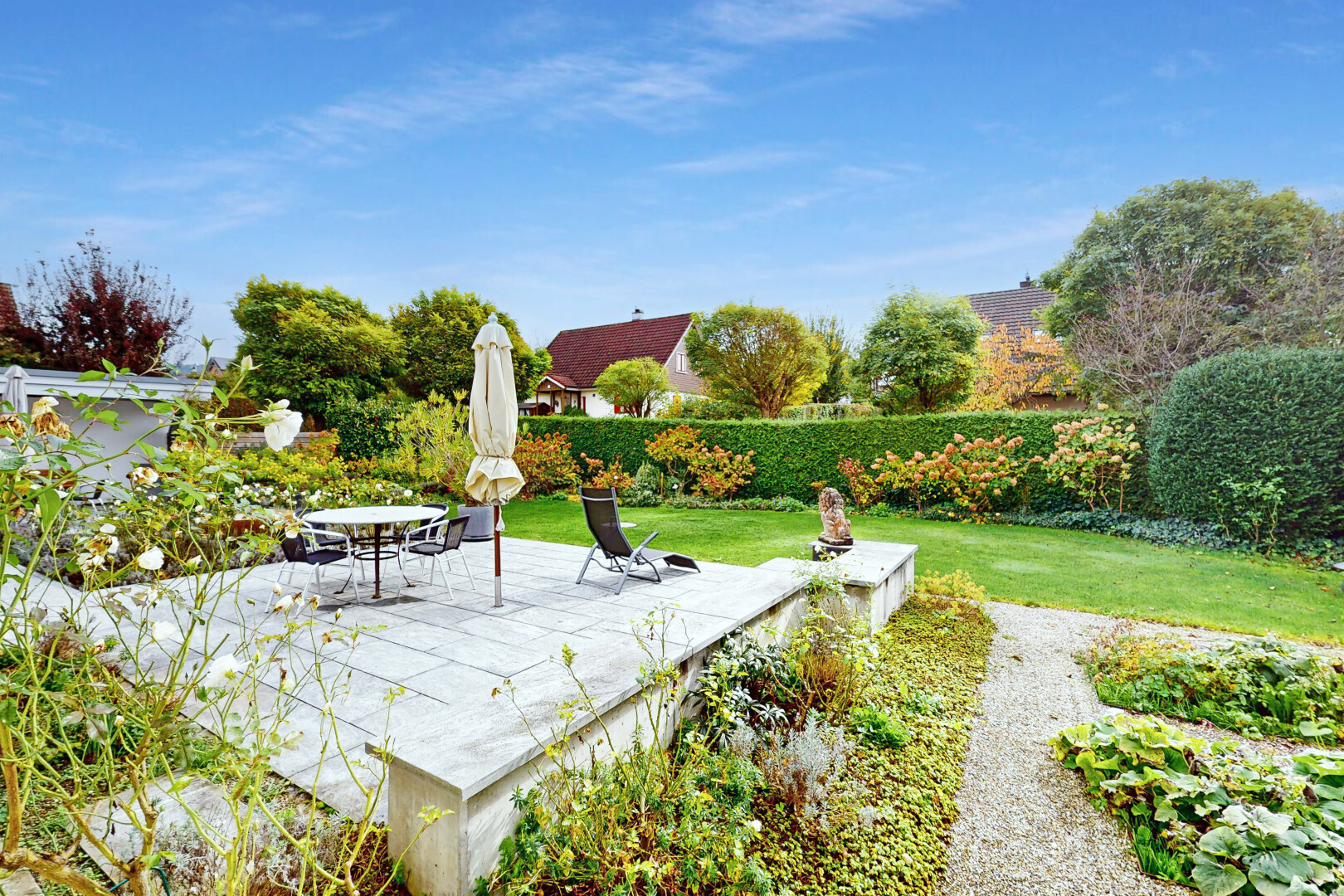 jardin avec day time, terrasse, pelouse, et from property