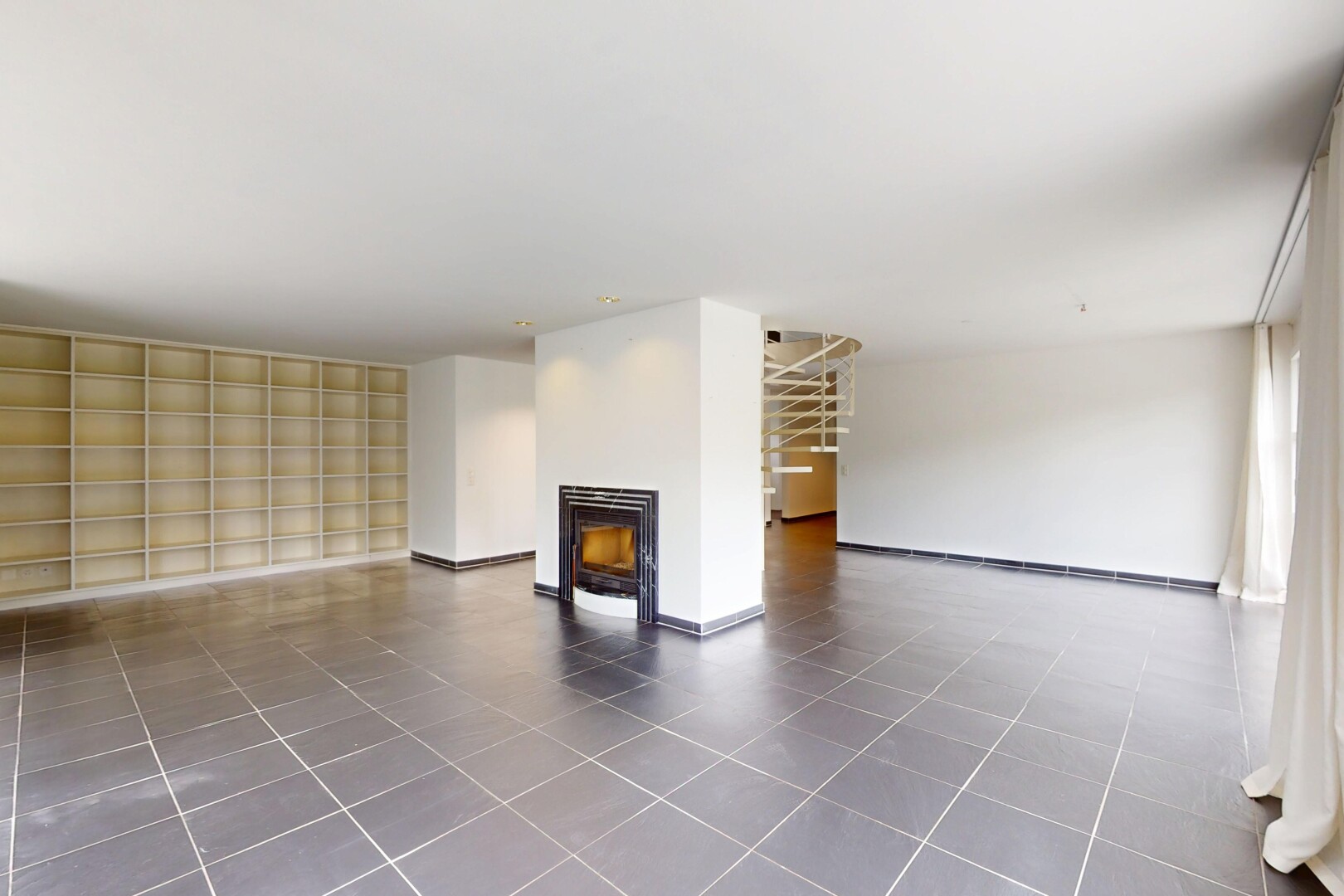 pièce vide avec cheminée, inside property, cloison sèche, drywall, et sol en carrelage