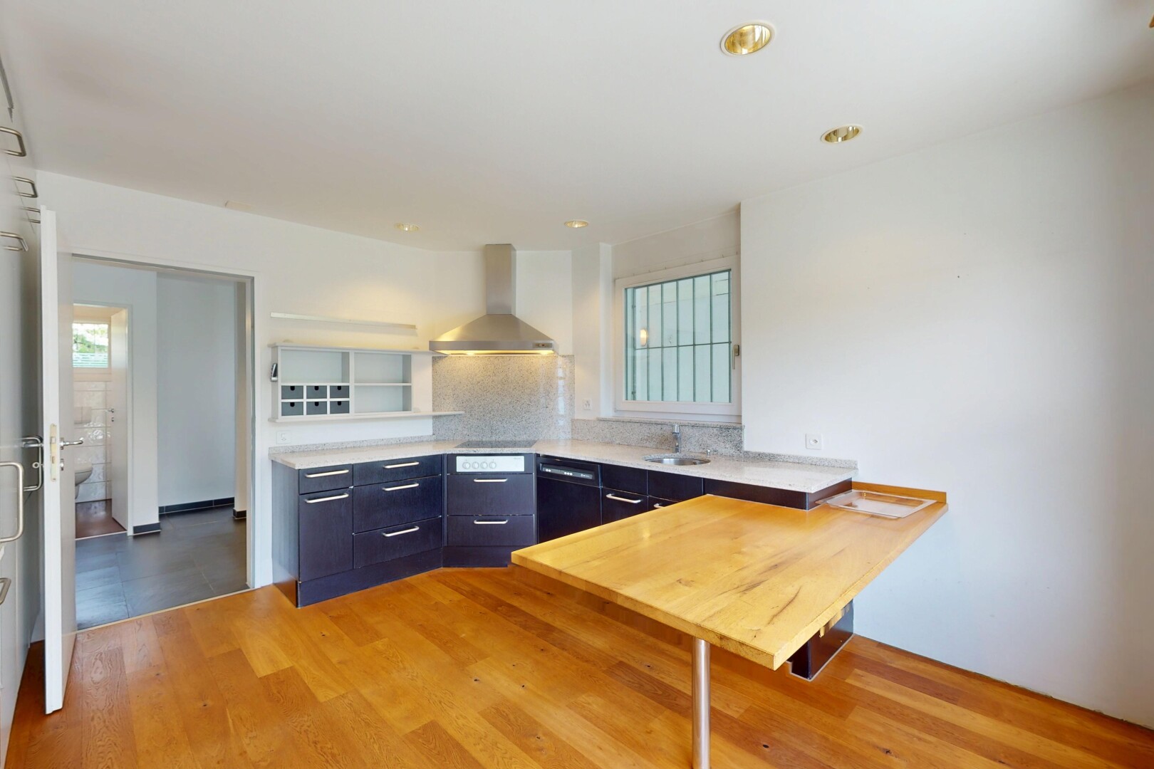 cuisine avec hotte, inside property, lave-vaisselle, cloison sèche, et drywall