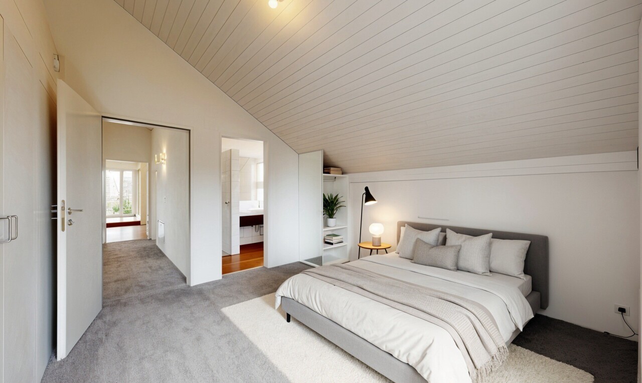 pièce vide avec pièce supplémentaire, plafond voûté, vaulted ceiling, lumière naturelle, et natural light