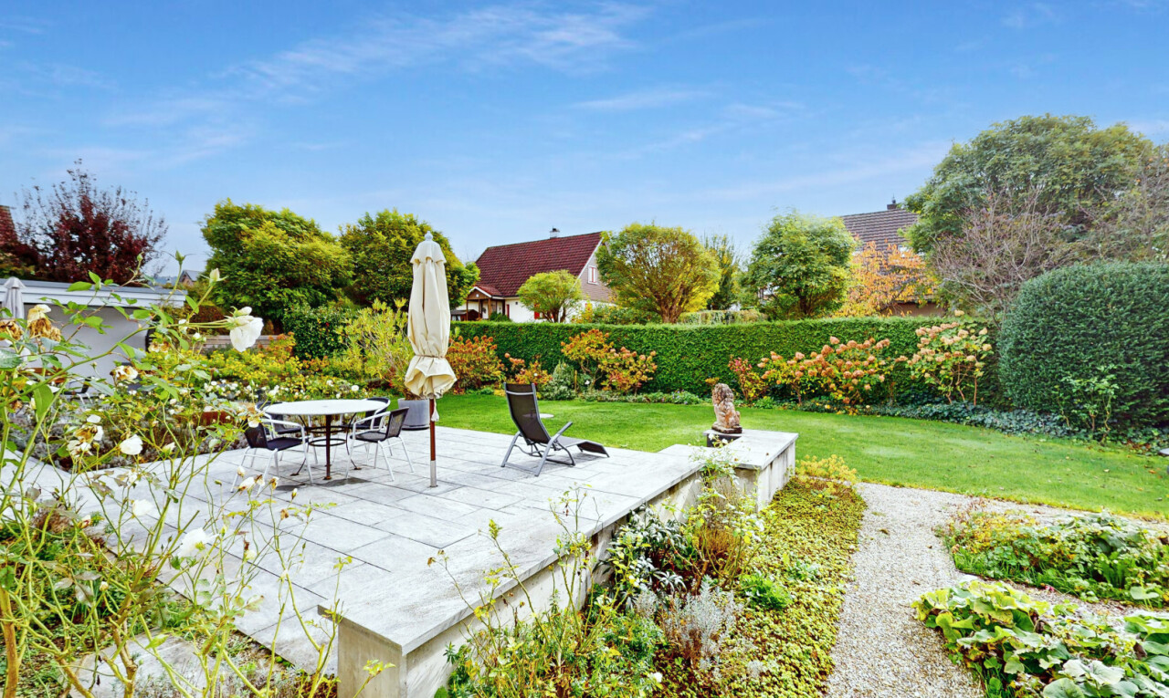 jardin avec day time, terrasse, pelouse, et from property