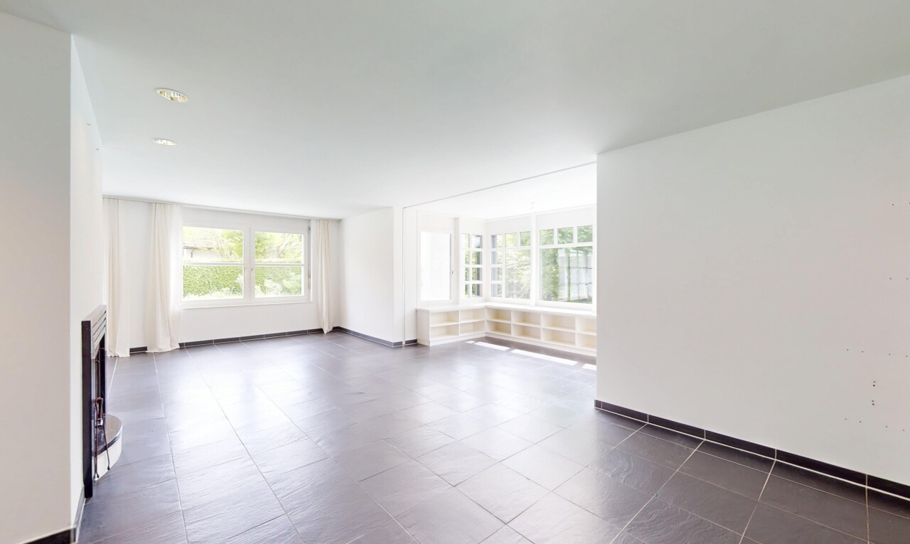 pièce vide avec inside property, drywall, cloison sèche, natural light, et lumière naturelle