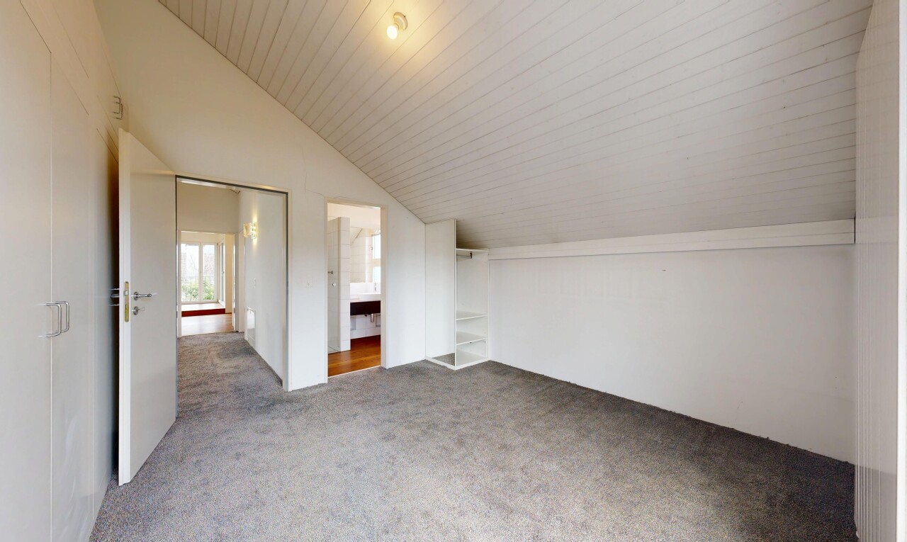 pièce vide avec pièce supplémentaire, plafond voûté, vaulted ceiling, lumière naturelle, et natural light