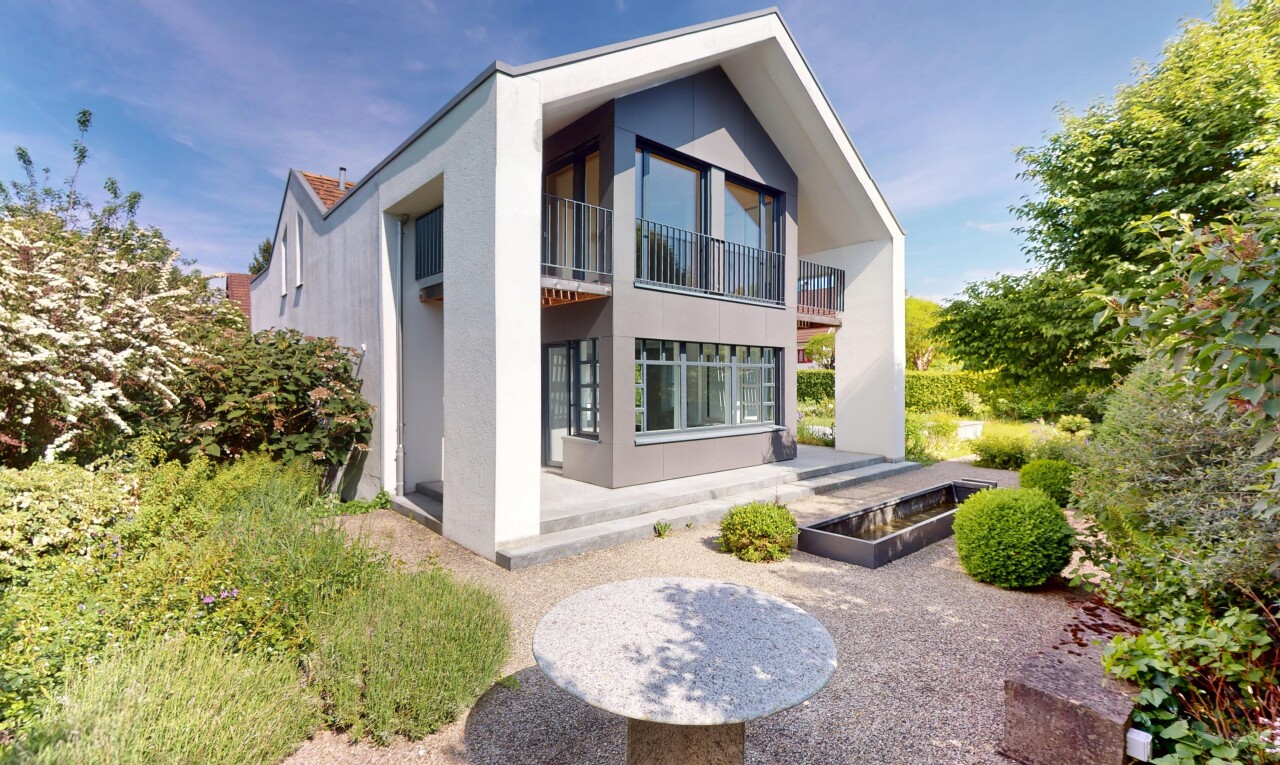 façade avec balcon, property visible, day time, terrasse, et bardage en stuc