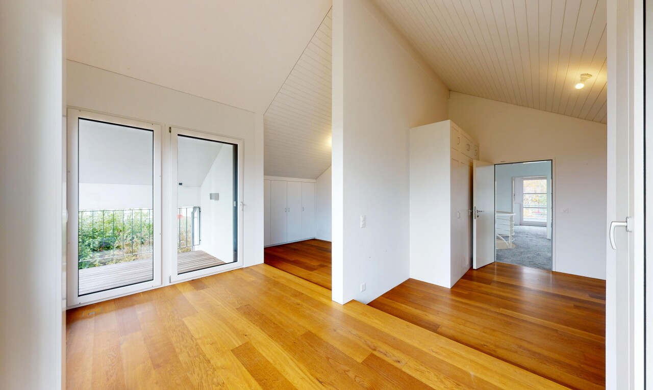 pièce vide avec lumière naturelle, natural light, plafond voûté, vaulted ceiling, et inside property