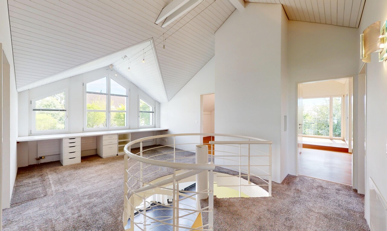 salle à manger avec carpet, moquette, vaulted ceiling, plafond voûté, et inside property