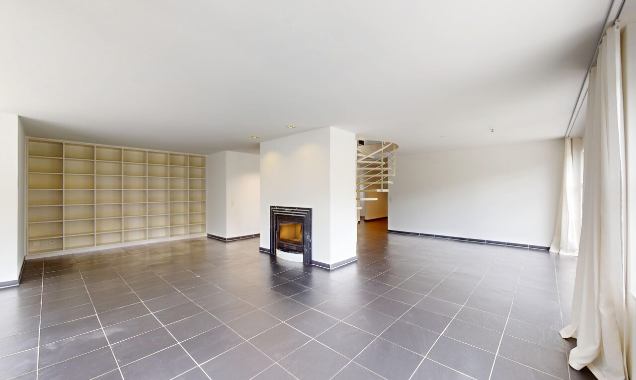 pièce vide avec cheminée, inside property, cloison sèche, drywall, et sol en carrelage