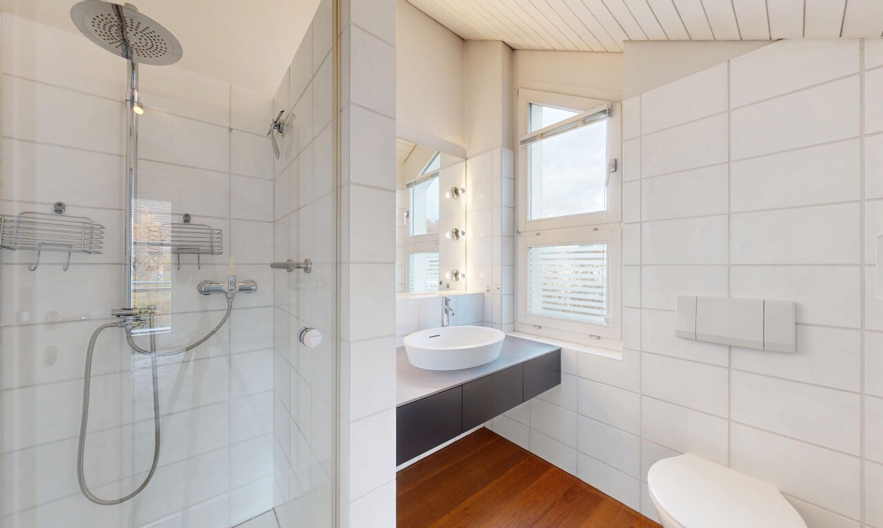 salle de bains avec inside property, natural light, lumière naturelle, wood finish floor, et sol en finition bois