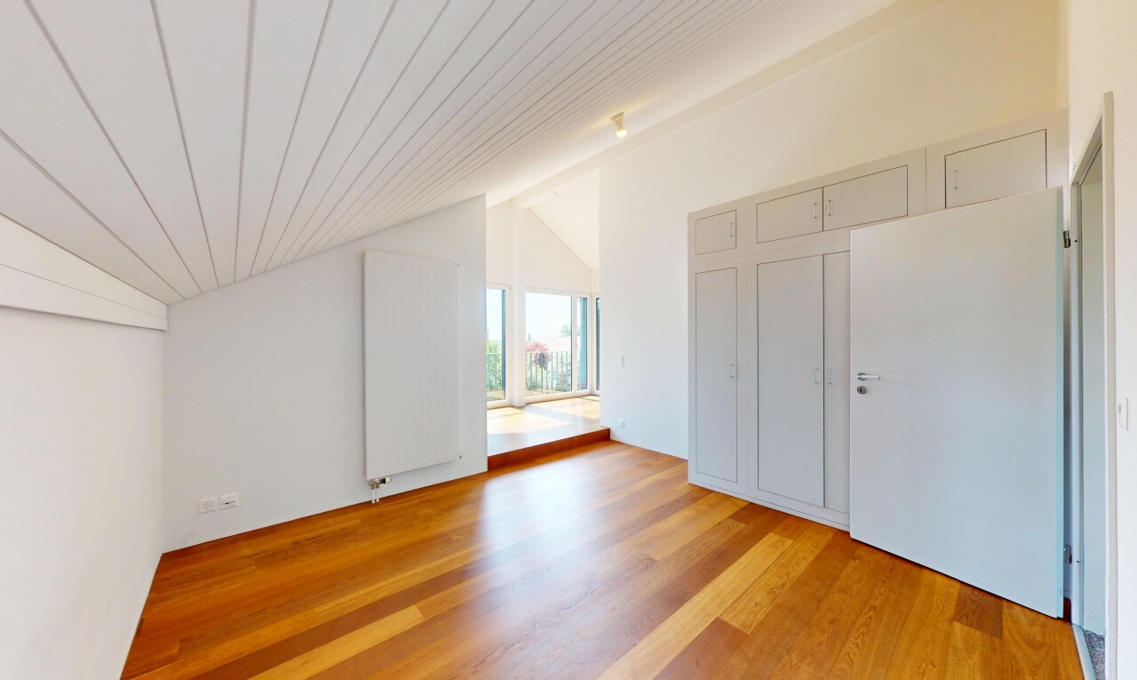 pièce vide avec lumière naturelle, natural light, sol en finition bois, wood finish floor, et inside property