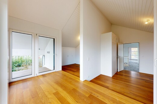 leerer raum mit natürliches licht, natural light, dachschräge, vaulted ceiling, und inside property