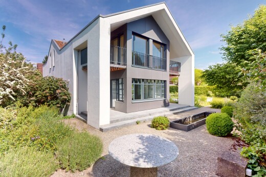 außenansicht mit balkon, property visible, day time, terrasse, und stuckverkleidung