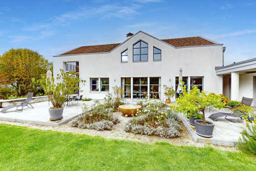 außenansicht mit property visible, terrasse, stuckverkleidung, day time, und rasen