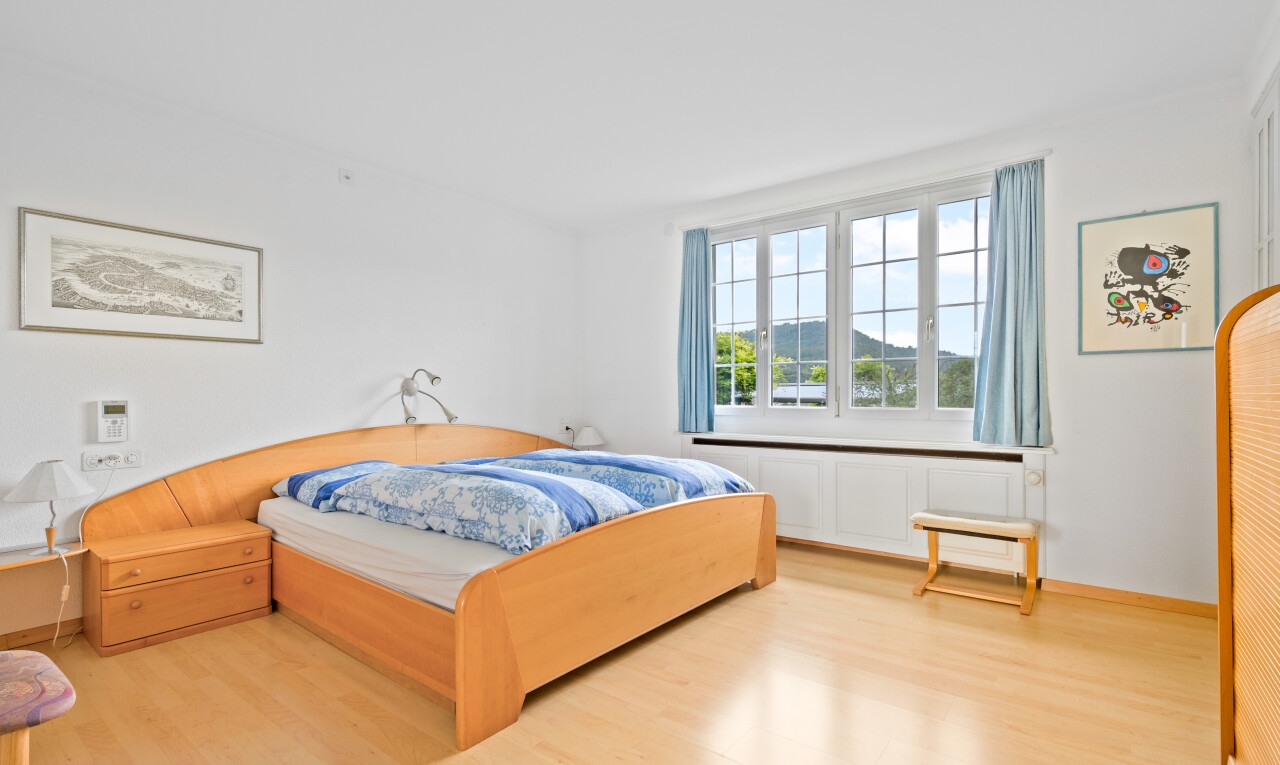 zimmer / schlafzimmer mit natural light, natürliches licht, drywall, gipskartonwand, und inside property